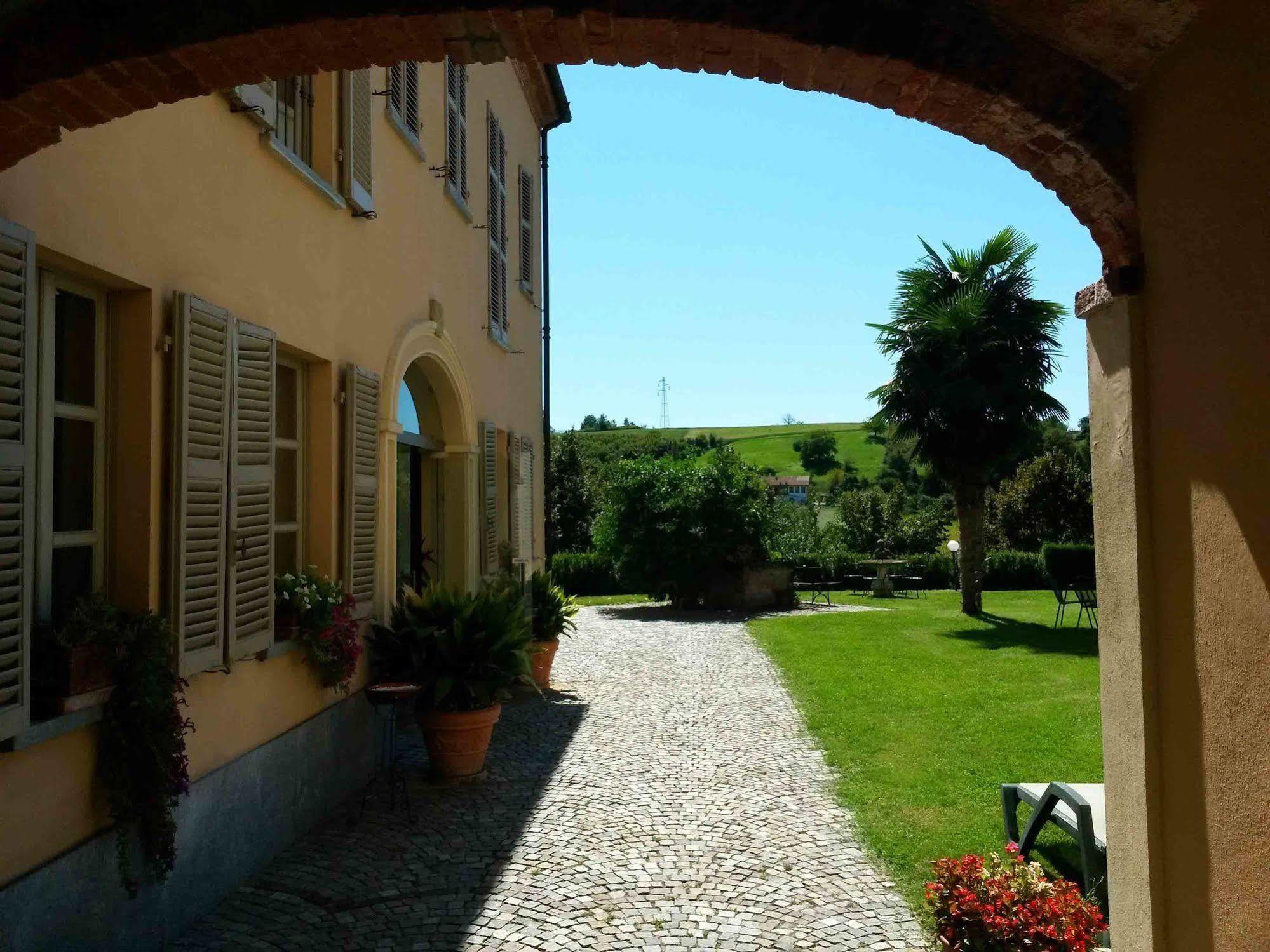 La Regibussa - Hotel Ristorante Asti Extérieur photo